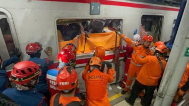 Evakuasi korban KRL ditabrak Kereta Api Jarak Jauh di Bekasi