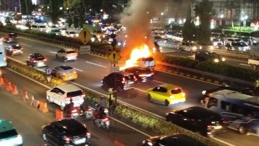 Detik-detik Mobil Terbakar di Tol Dalam Kota Hingga Buat Macet, Pemilik Langsung Lompat