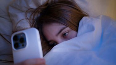 Dokter Tirta Wanti-wanti Bahaya Main HP Sebelum Tidur, Bukan Cuma Ganggu Kualitas Tidur!