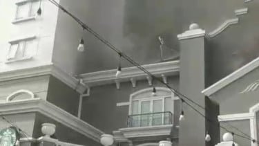 Detik-detik Kebakaran Apartemen Mediterania Tanjung Duren! Ratusan Penghuni Dievakuasi, 22 Unit Damkar Dikerahkan