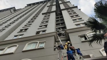 Penghuni Apartemen Mediterania Dievakuasi Lewat Tangga Darurat di Tengah Asap Tebal Kebakaran