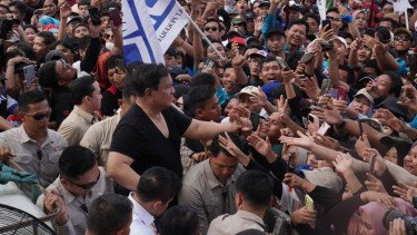 Momen Prabowo Buka Baju Safari hingga Peluk Para Pekerja di Acara May Day 2026