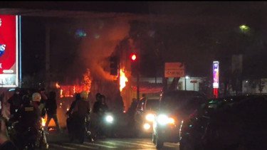 Peringatan Hari Buruh di Bandung Ricuh hingga Pos Polisi Dibakar, Sejumlah Orang Ditangkap