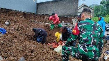 Petugas gabungan bersama warga menemukan jasad pekerja proyek tertimbun longsor di Cianjur