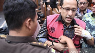Momen Nadiem Jalani Sidang Kasus Chromebook, Alat Infus Masih Nempel di Tangan