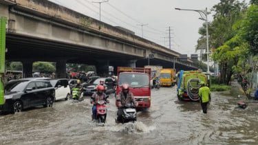 Sejumlah kendaraan menerobos banjir di kawasan lampu lalu lintas Puri Kembangan, Jakarta Barat
