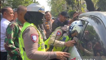 Bikin Merinding! Sopir Tewas dalam Mobil Menyala di Cengkareng, Dasbor Mobil Berisi Obat-obatan