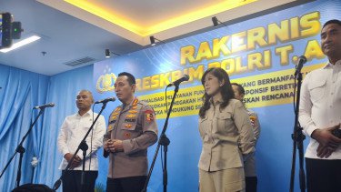 Kapolri Jenderal Listyo Sigit Prabowo (kedua kiri)