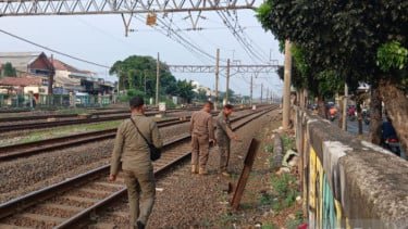 Heboh! Video Mesum di Pinggir Rel Jatinegara