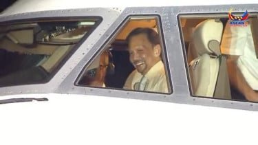 Sultan Brunei 'Nyetir' Pesawat Sendiri saat Hadiri KTT ASEAN di Cebu Filipina