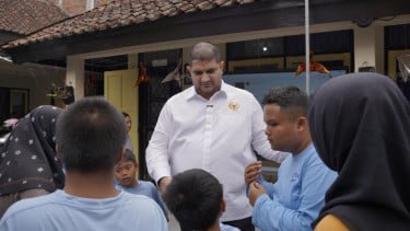 Kunjungi SLB di Lembang, Rajiv Salurkan 50 Bantuan PIP hingga Kejutan Kursi Roda