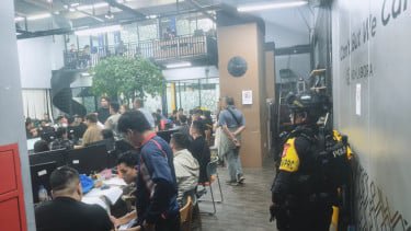 Polisi Grebek Gedung di Hayam Wuruk, Diduga Terkait Jaringan Judol Internasional
