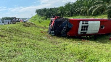 Bus Halmahera terbalik dan keluar dari jalur tol Jasamarga Kuala Namu Tol (JMKT) tepatnya di KM 63.200 Desa Sei Sejenggi