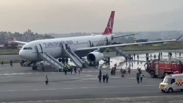 Turkis Airlines terbakar di Bandara Internasional Kathmandu, Nepal, Senin (11/5)