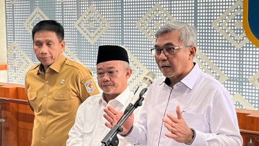 Ketua KPK Setyo Budiyanto (kanan) di Gedung Kemendagri