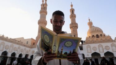 Ilustrasi pria membaca Al Quran