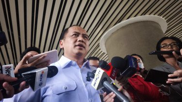 Kepala Pusat Penerangan Hukum Kejagung, Anang Supriatna (tengah)