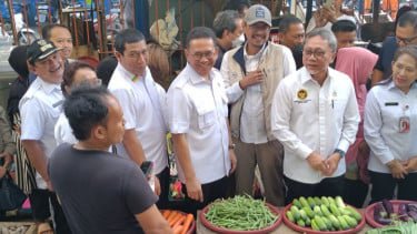 Stabilkan Harga di Tingkat Peternak, Zulhas Minta BGN Tambah Serapan Telur di Program MBG