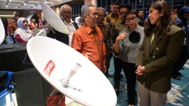 Direktur Utama PT Pasifik Satelit Nusantara (PSN), Adi Rahman Adiwoso (batik).