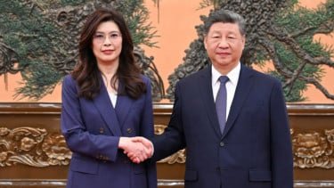 Presiden China Xi Jinping bersama ketua partai Kuomintang (KMT) Taiwan, Cheng Li-wun