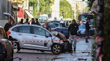 Sebuah mobil menabrak kerumunan orang di kota Modena, Italia utara, pada hari Sabtu