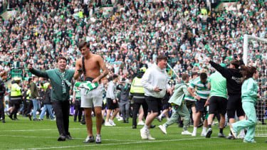 Mengerikan, Suporter Celtic Masuk Lapangan dan Lukai Pemain Lawan