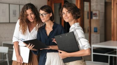Top 5+ Alasan Perempuan Jadi Sosok Penting di Dunia Kerja Modern