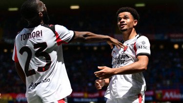 Pemain AC Milan rayakan gol