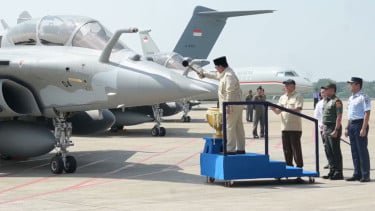 Momen Prabowo Mandikan Jet Tempur Rafale dengan Air Kembang Pakai Gayung Batok Kelapa
