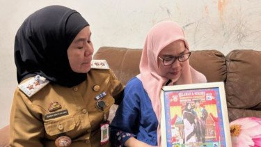 Ibu korban penculikan Sutrawati Kaharuddin (kanan)