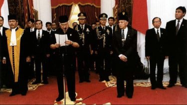 Soeharto menyampaikan pidato pengunduran dirinya sebagai Presiden RI di Istana Merdeka Jakarta, 21 Mei 1998