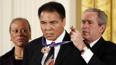 Presiden George W. Bush menganugerahkan Presidential Medal of Freedom kepada Muhammad Ali