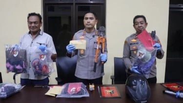 Kapolres Pacitan, AKBP Ayub Diponegoro Azhar (tengah)