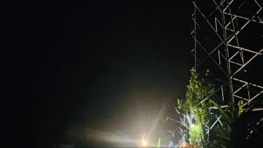 Petugas sedang memperbaiki jaringan listrik di salah satu lokasi gangguan suplai