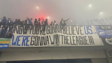 Bandung Membara! Tangis Haru dan Pesta Kembang Api Sambut Sejarah Baru Hattrick Juara Persib