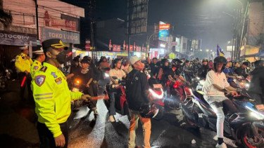 Gaya Humanis Kapolres Karawang Temui Korlap Bobotoh di Tengah Gemuruh Pawai Juara Persib Bandung