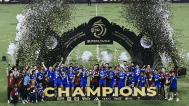 Pelatih dan pemain Persib Bandung angkat trofi usai menjuarai Super League 2025/2026 Sabtu 23 Mei 2026
