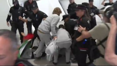 Polisi Spanyol Pukuli Aktivis Global Sumud Flotilla di Bandara Bilbao