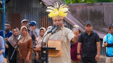 Gubernur Papua Matius D. Fakhiri