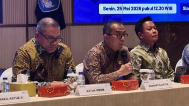 Menteri Pendidikan Tinggi, Sains, dan Teknologi (Mendiktisaintek) Brian Yuliarto (tengah)
