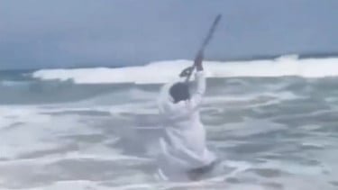 Aksi viral Ebo Noah, pria Ghana membelah lautan dengan tongkat layaknya Nabi Musa AS