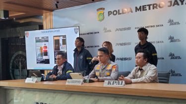 Kanit 1 Subdit 2 Ditressiber Polda Metro Jaya, Kompol Imanuel Sinaga (kiri depan)