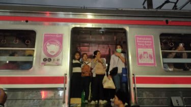 KRL Duri-Tangerang Mogok di Perlintasan Kereta Rawa Buaya, Penumpang Terjebak