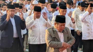Rano Karno Salat Id di Balai Kota, Pramono Anung Absen karena Naik Haji