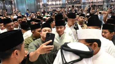 Wapres Gibran Rakabuming berfoto dengan masyarakat usai melaksanakan shalat Idul Adha 1447 H di Masjid Istiqlal, Jakarta