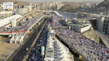 Jemaah haji melempat jumrah di Jamarat Mina, Mekkah Arab Saudi