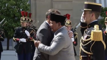 Prabowo Disambut Pelukan Hangat Macron di Istana Elysee Paris