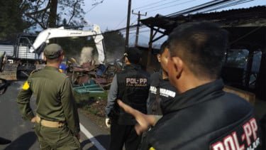 Warung-warung di pinggiran jalan jalur Puncak dibongkar Satpol PP