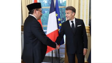Denny JA: Macron dan Prabowo, Dua Pemain Geopolitik yang Hebat