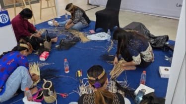 Tak Sekadar Kerajinan, Anyaman Rotan Jadi Cara Anak Muda Merawat Identitas Dayak